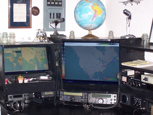 Dale, KA5YEU operating position.